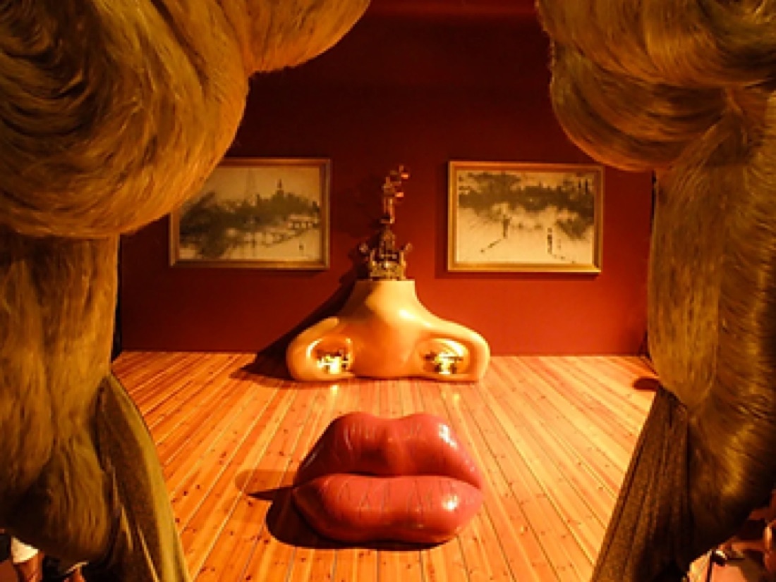 Mae West's face as a surrealist room — Salvador Dalí Theatre-Museum in Figueres